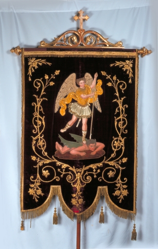 Bannière de procession de paroisse : saint Michel, Christ du Sacré-Cœur, église paroissiale Saint-Michel (Bruc-sur-Aff)