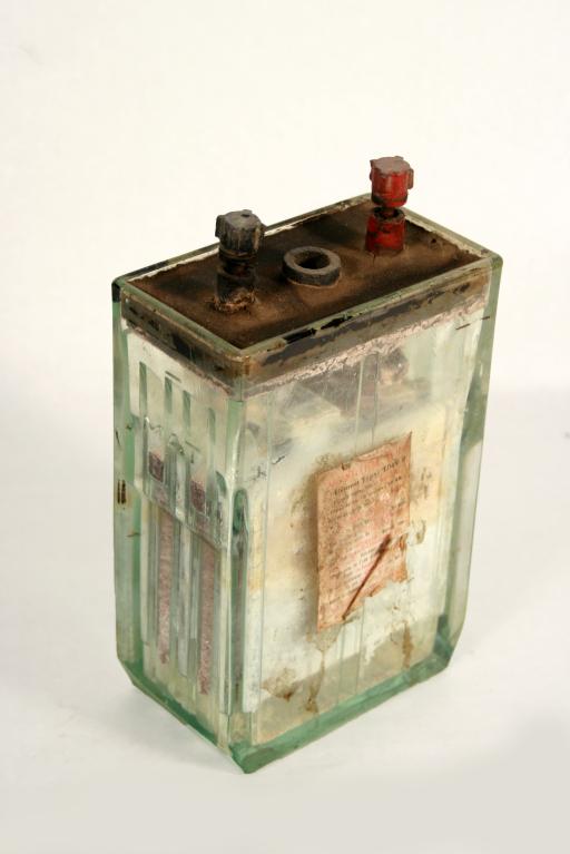 Présentation de la collection d'instruments scientifiques du lycée Émile Zola, Avenue Jean Janvier (Rennes)