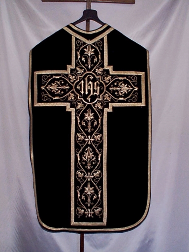 Ornement noir 4 : chasuble, bourse de corporal, étole, manipule, voile de calice