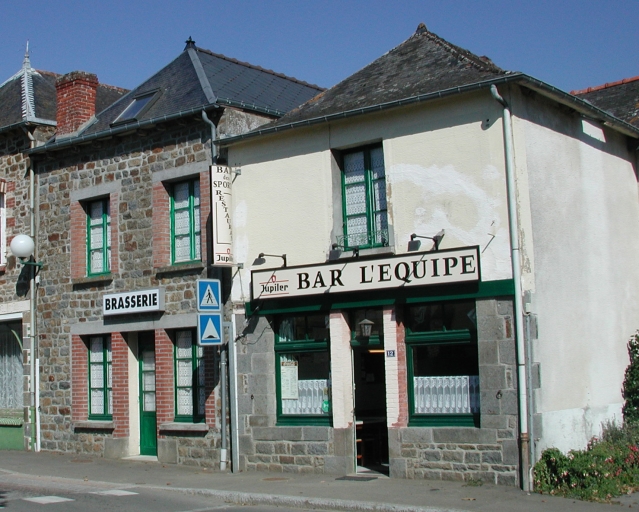 Maisons à boutique, actuellement café, 12 rue de la Liberté (Québriac)