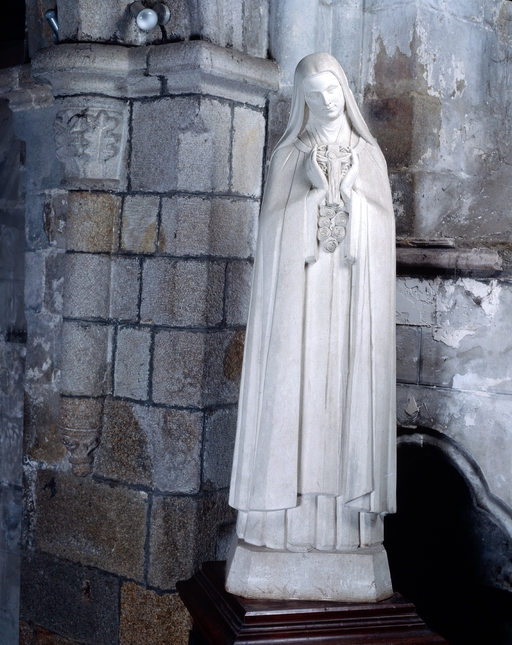 Statue (grandeur nature) : sainte Thérèse de Lisieux
