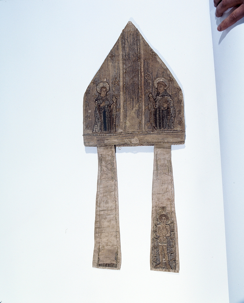 Mitre, abbaye de bénédictins Saint-Gildas, de bénédictins de la congrégation de Saint-Maur, de soeurs de la charité de Saint-Louis (Saint-Gildas-de-Rhuys)