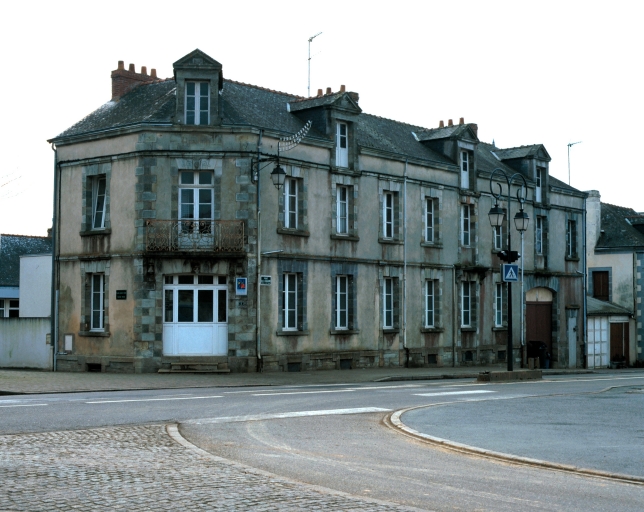 Édifice commercial Renard actuellement école Sainte-Anne, 1 rue de la Sauldre (Sixt-sur-Aff)