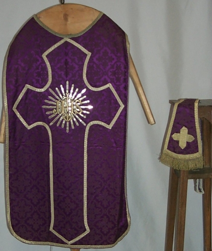 Ornement violet 2 : chasuble, bourse de corporal, étole, manipule, voile de calice