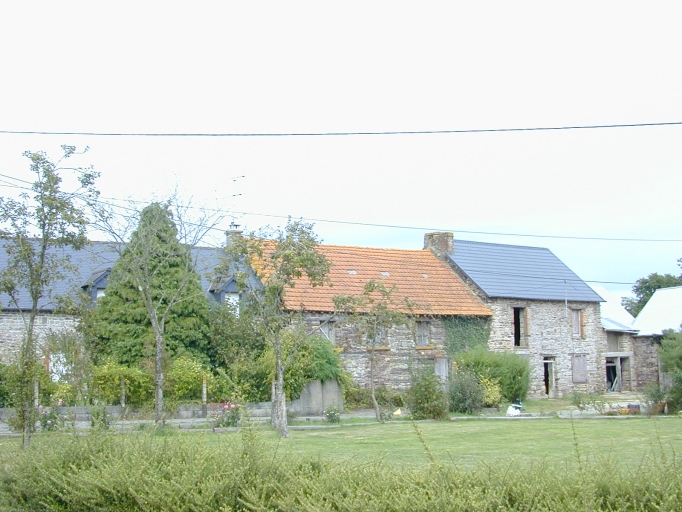Alignement de trois logis, le Rocher (Maxent)