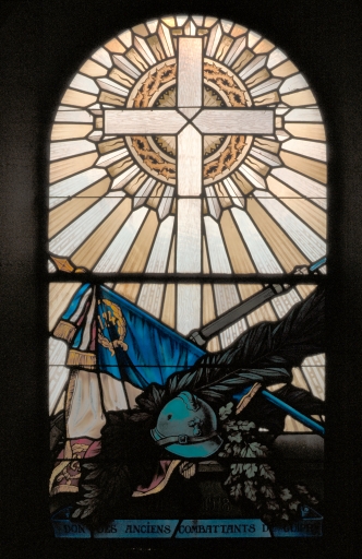 Verrière à personnages de la baie 10 : croix et poilu (Guipry fusionnée en Guipry-Messac en 2016)
