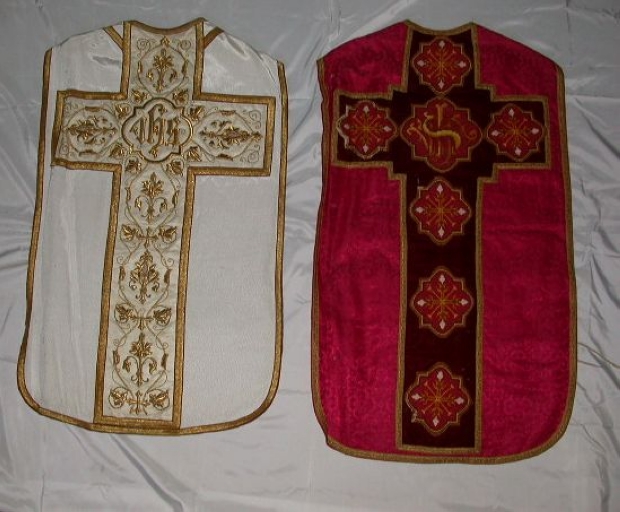 Ornement blanc 3 : chasuble, étole, manipule, bourse de corporal et voile de calice