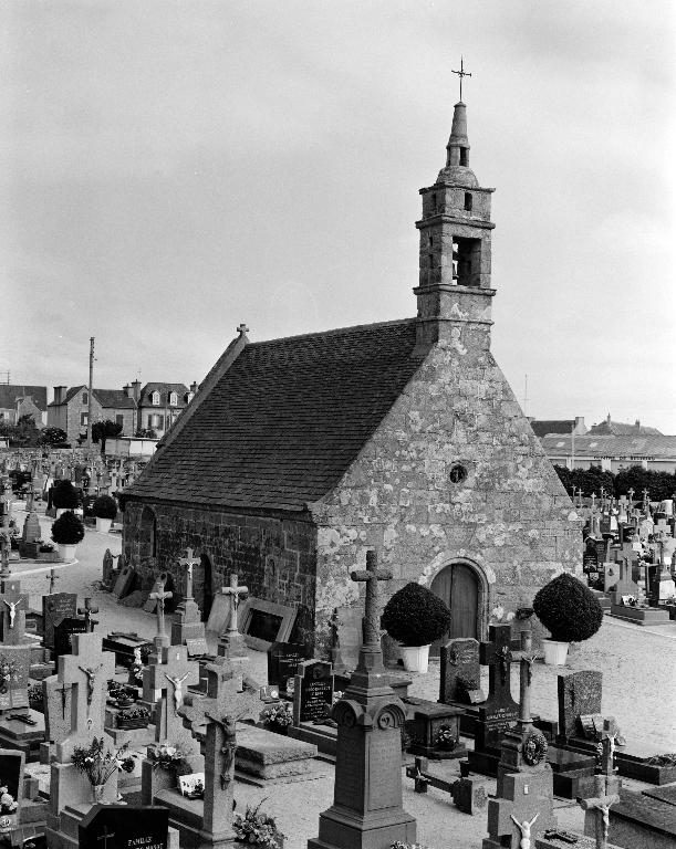 Chapelle funéraire, dite Chapelle du Calvaire, dans le cimetière non étudié (Plouescat)