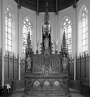 Autels (3), retables (3), confessionnaux (2), chaire à prêcher, lambris de hauteur, stalles, statues (8), groupe sculpté (maître-autel, autel secondaire), style néo-gothique, église paroissiale Saint-Martin (Le Sel-de-Bretagne)