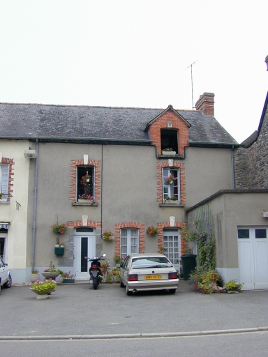 Maison, place de l'Eglise (Lieuron)