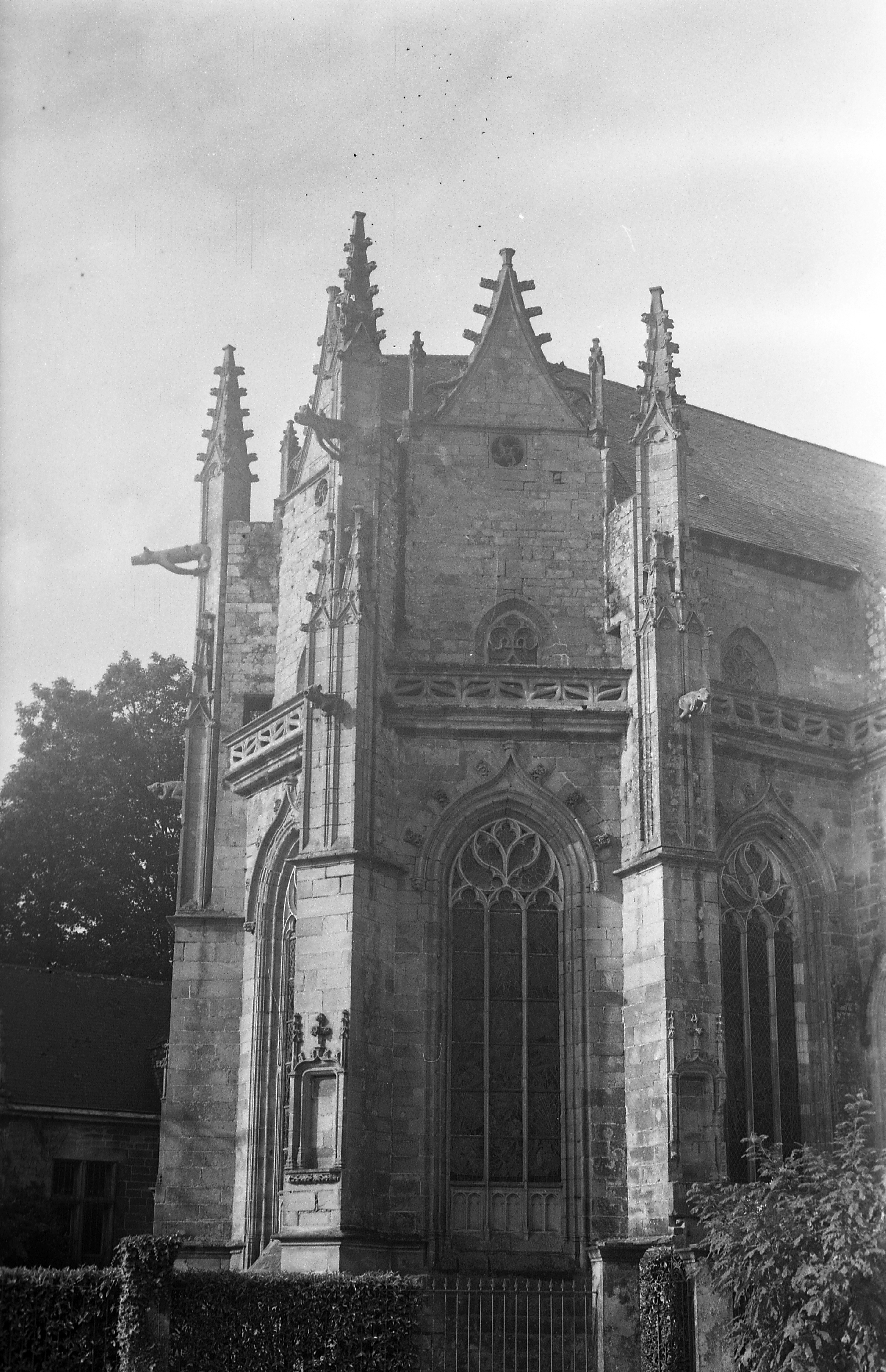 Basilique Notre-Dame-de-Paradis et ses abords, place Maréchal Foch (Hennebont)