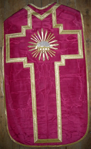 Ornement rouge 2 : chasuble, étole, voile de calice et bourse de corporal