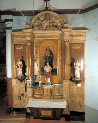 Ensemble de l'autel du Sacré Coeur : autel, tabernacle, retable, 2 gradins d'autel, 2 degrés d'autel