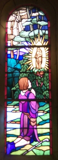 Verrière à personnages de la baie 3 : Prière à Notre-Dame de la Forêt