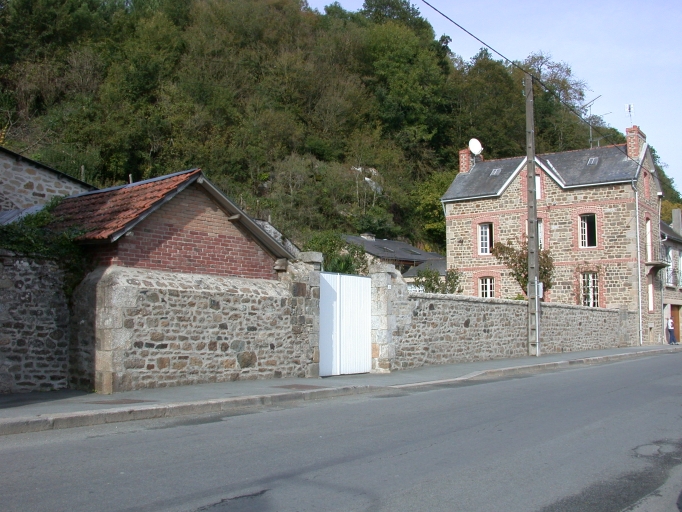 Usine de chaux Lenouvel, puis Vogel et Rosse soeurs, actuellement maison, 51 rue du Quai (Dinan)