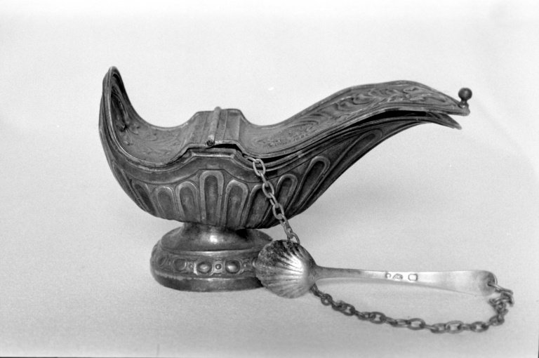 Navette à encens, cuiller à encens