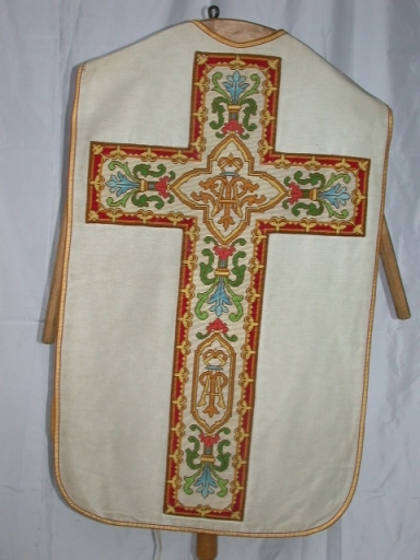Ornement blanc 1 : chasuble, étole, voile de calice, manipule et bourse de corporal