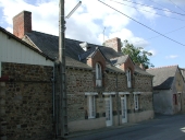 Maison, 8 rue du Stade, les Rochers (Vergéal)