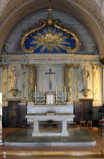 Ensemble du maître-autel : autel, tabernacle, retable, 2 gradins d'autel, 2 degrés d'autel