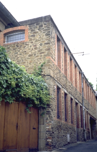Usine de chaussures Auguste Chantepie Dandin et Grégoire, puis F. Grégoire et Cie, puis Crosnier, puis Crosnier et Cie, actuellement immeuble à logements, 4 impasse Lariboisière (Fougères)