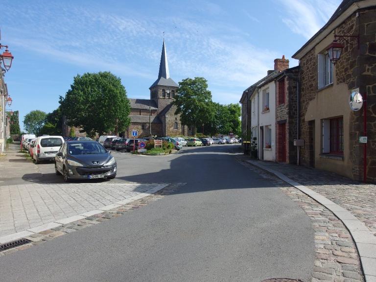 Place de l'église (Hédé fusionnée avec Bazouges-sous-Hédé pour former la commune de Hédé-Bazouges en 2009)