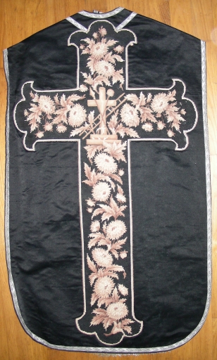 Ornement noir 1 : chasuble et manipule