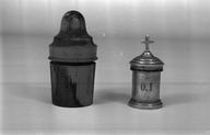 Ensemble d'une ampoule à huile des malades et d'une ampoule à saint chrême dans leur boîte, église Saint-Bertin (Guillac)