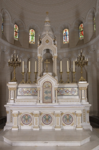 Ensemble du maître-autel : autel, tabernacle, gradin d'autel, retable, exposition