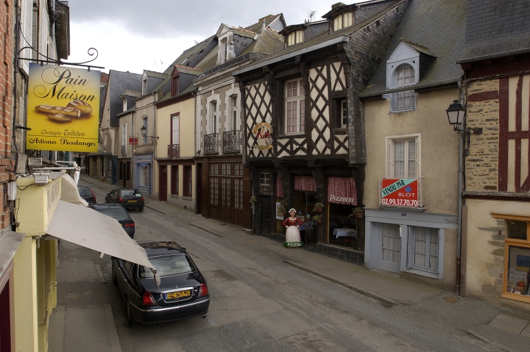 Rue dite Grande Rue puis rue de la Madeleine (Châteaugiron)