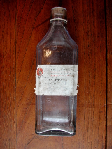 Bouteille d'huile de foie de morue (Binic fusionnée en Binic-Etables-sur-Mer en 2016)