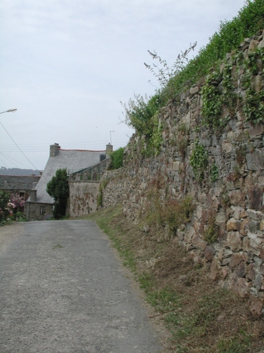 Mur de clôture, rue de l'Ecole (Saint-Michel-en-Grève)