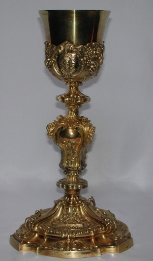 Chapelle d'orfèvrerie : calice, patène, clochette, 2 burettes et leur plateau, dans leur coffret, église paroissiale Saint-André (Lanhélin fusionnée en Mesnil-Roc'h en 2019)