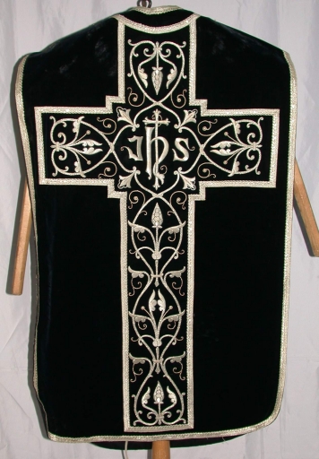 Ornement noir 3 : chasuble, bourse de corporal, étole, manipule, voile de calice