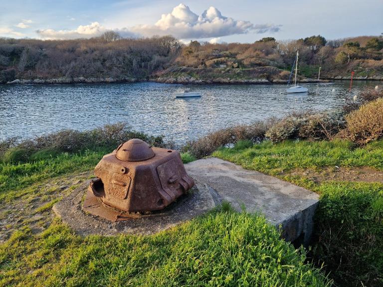 Bunker dit Tobruk-Stand pour tourelle de char français de type R35 (Lo 6), Merrien (Moëlan-sur-Mer)
