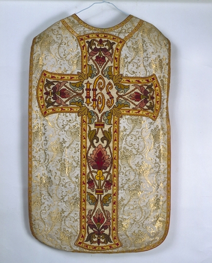 Ornement blanc 1 : chasuble, étole, manipule, voile de calice, bourse de corporal