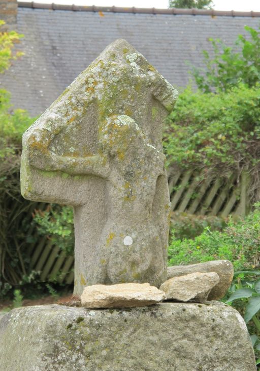 Croix de chemin, au bourg (Le Roc-Saint-André fusionnée en Val d'Oust en 2016)
