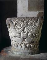 Chapiteaux (2), bénitier, abbaye de bénédictins Saint-Gildas, de bénédictins de la congrégation de Saint-Maur, de soeurs de la charité de Saint-Louis (Saint-Gildas-de-Rhuys)