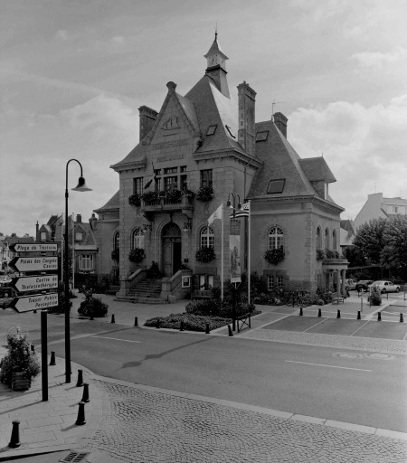 Hôtel de ville, place de la Mairie (Perros-Guirec)