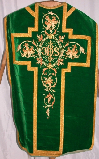 Ornement vert : chasuble, bourse de corporal, étole, manipule, voile de calice