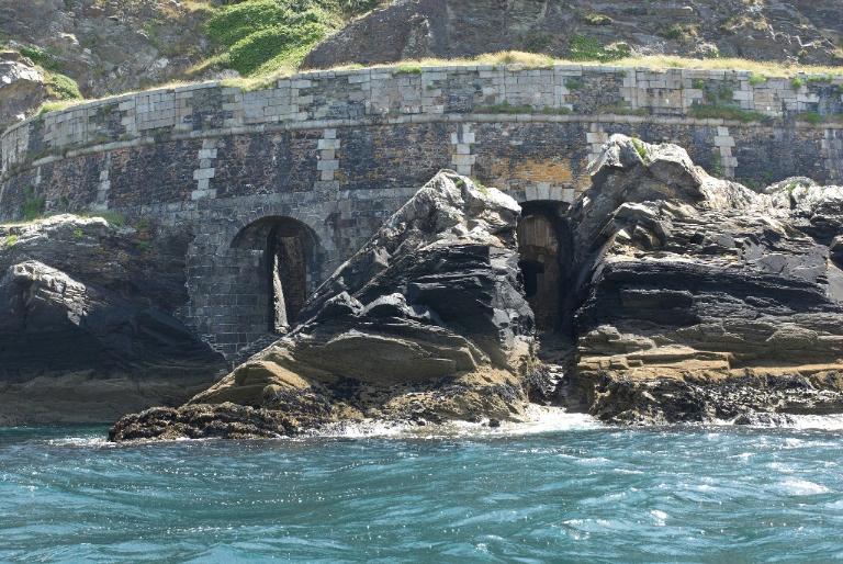 Vue générale depuis la mer (état en 2009). La batterie de Vauban a été utilisée sur une longue période entraînant des modifications du parapet et l'aménagement d'une batterie casematée sous la plate-forme