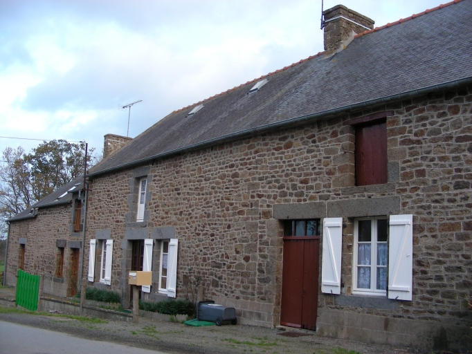 Alignement de trois maisons, le Rocher Commun (Le Tronchet)