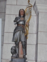 Statue : sainte Jeanne d'Arc ; socle