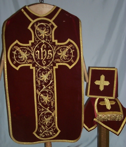 Ornement rouge 2 : chasuble, bourse de corporal, manipule, voile de calice