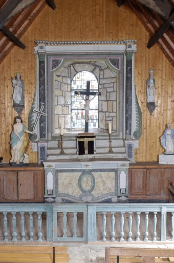 Autel, retable et faux tabernacle