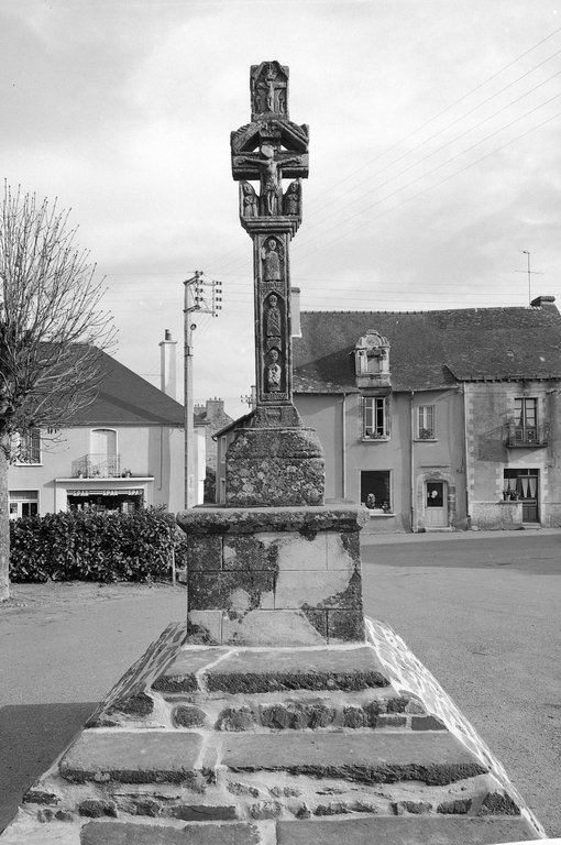 Croix de cimetière, place de la Mairie (Pléchâtel)