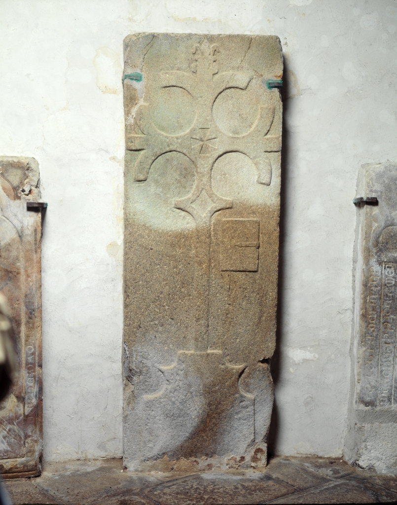 Dalles funéraires (13) (1, 6, 7, 9, 10, 11, 12, 13, 14, 15, 17, 18), des abbés de saint Gildas, abbaye de bénédictins Saint-Gildas, de bénédictins de la congrégation de Saint-Maur, de soeurs de la charité de Saint-Louis (Saint-Gildas-de-Rhuys)