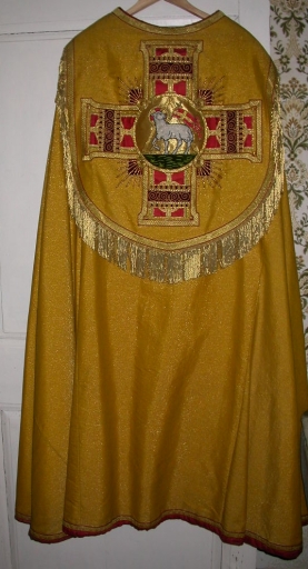 Ornement doré 2 : chape, chasuble, manipule, voile de calice et étole