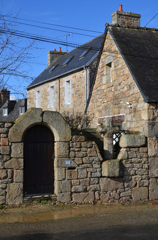 Croix de chemin de la rue Jean-Marie Le Foll (Ploubezre)