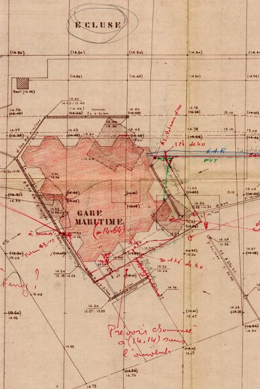 Détail du plan du terre-plein du Naye, 27 novembre 1975. Sous l'emprise de la gare maritime colorée en rouge sont figurés en brun trois bunkers appartenant à la batterie antiaérienne lourde du Naye