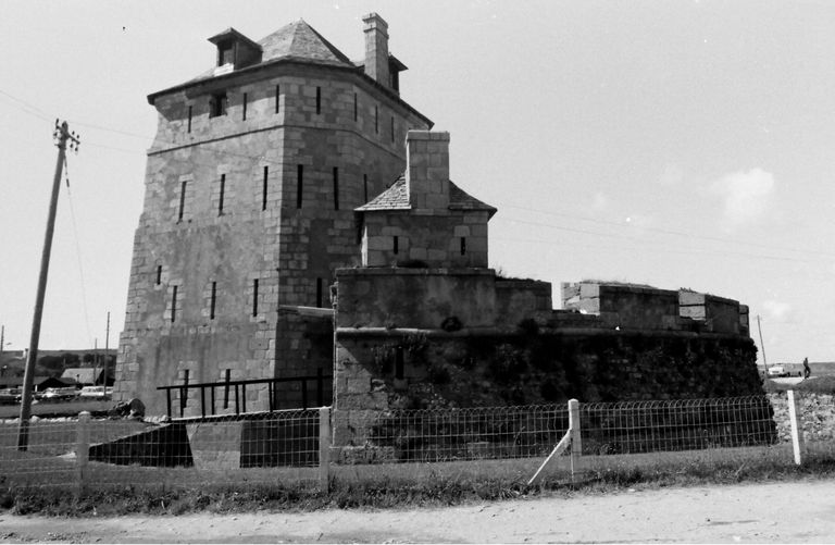 Tour Vauban : tour et batterie basse semi-circulaire, le Sillon, Anse de Camaret (Camaret-sur-Mer)